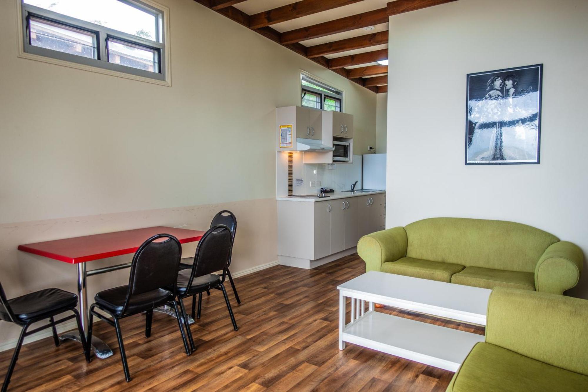 Tasman Holiday Parks - Rollingstone Bagian luar foto