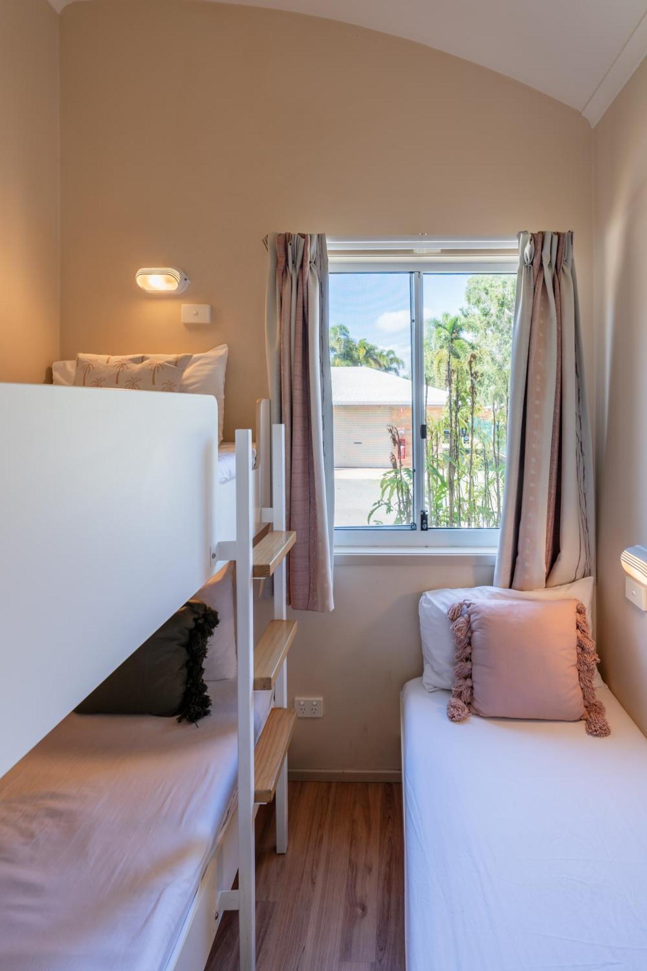 Tasman Holiday Parks - Rollingstone Bagian luar foto