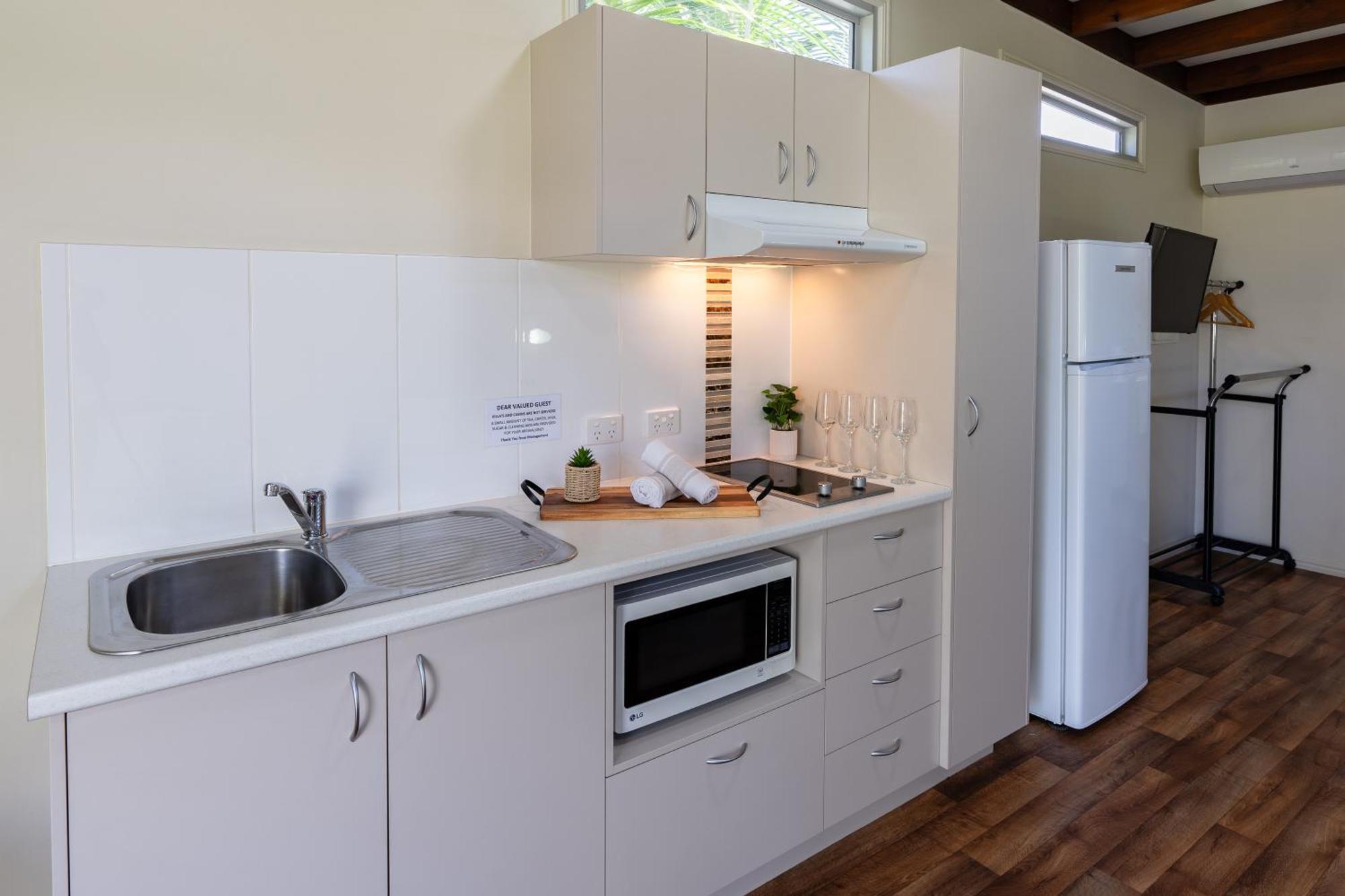 Tasman Holiday Parks - Rollingstone Bagian luar foto