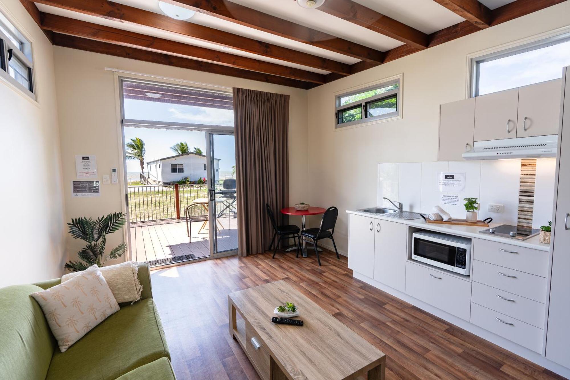 Tasman Holiday Parks - Rollingstone Bagian luar foto