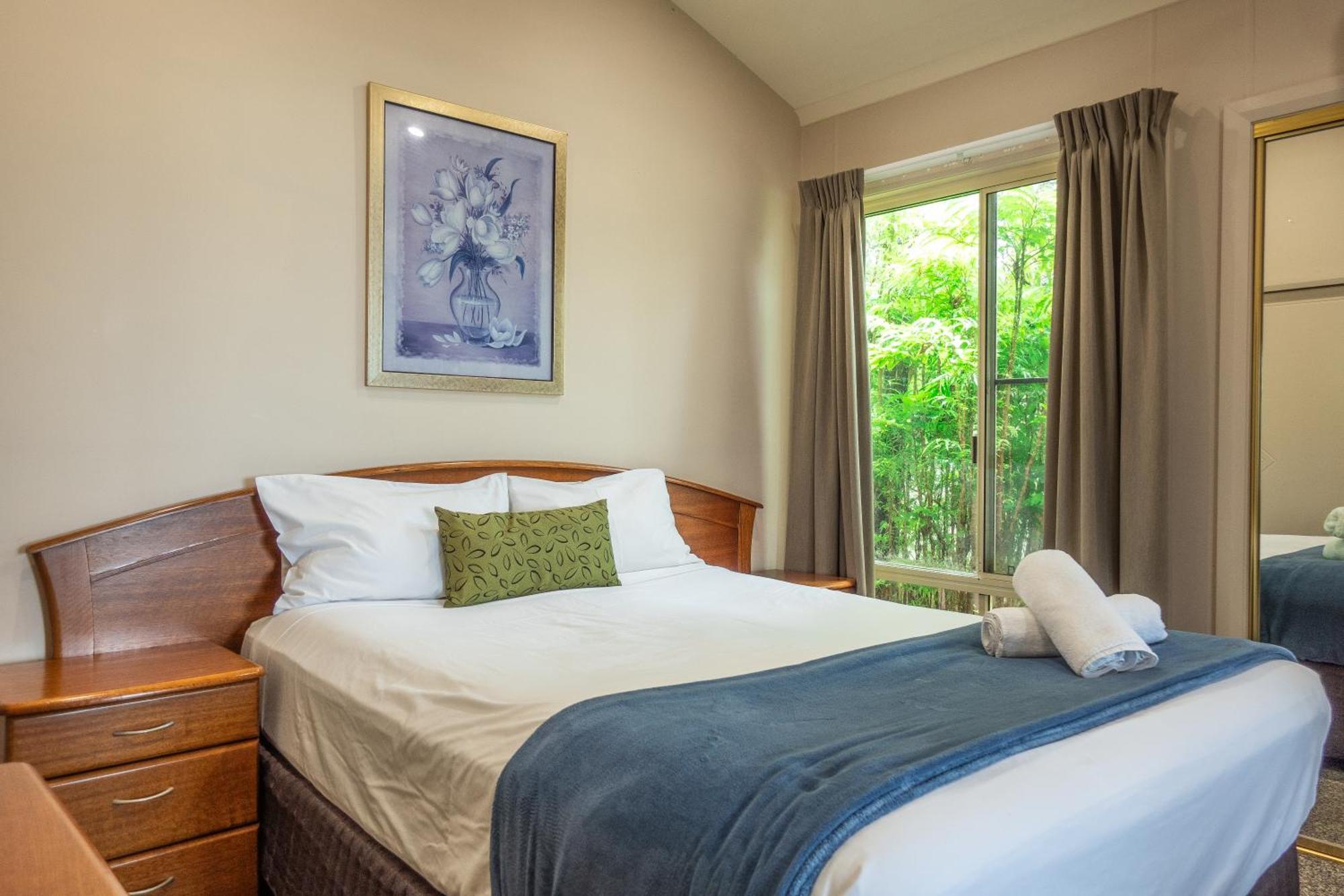 Tasman Holiday Parks - Rollingstone Bagian luar foto