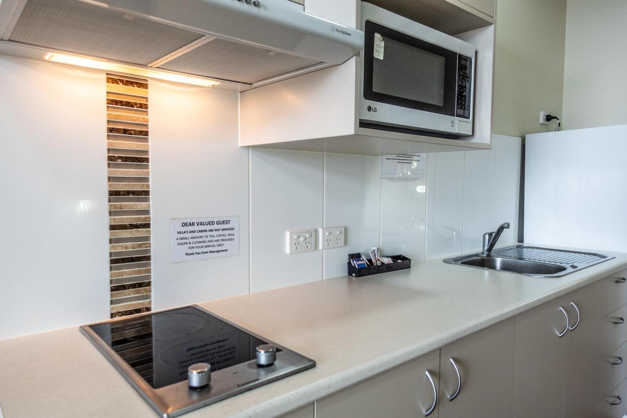 Tasman Holiday Parks - Rollingstone Bagian luar foto