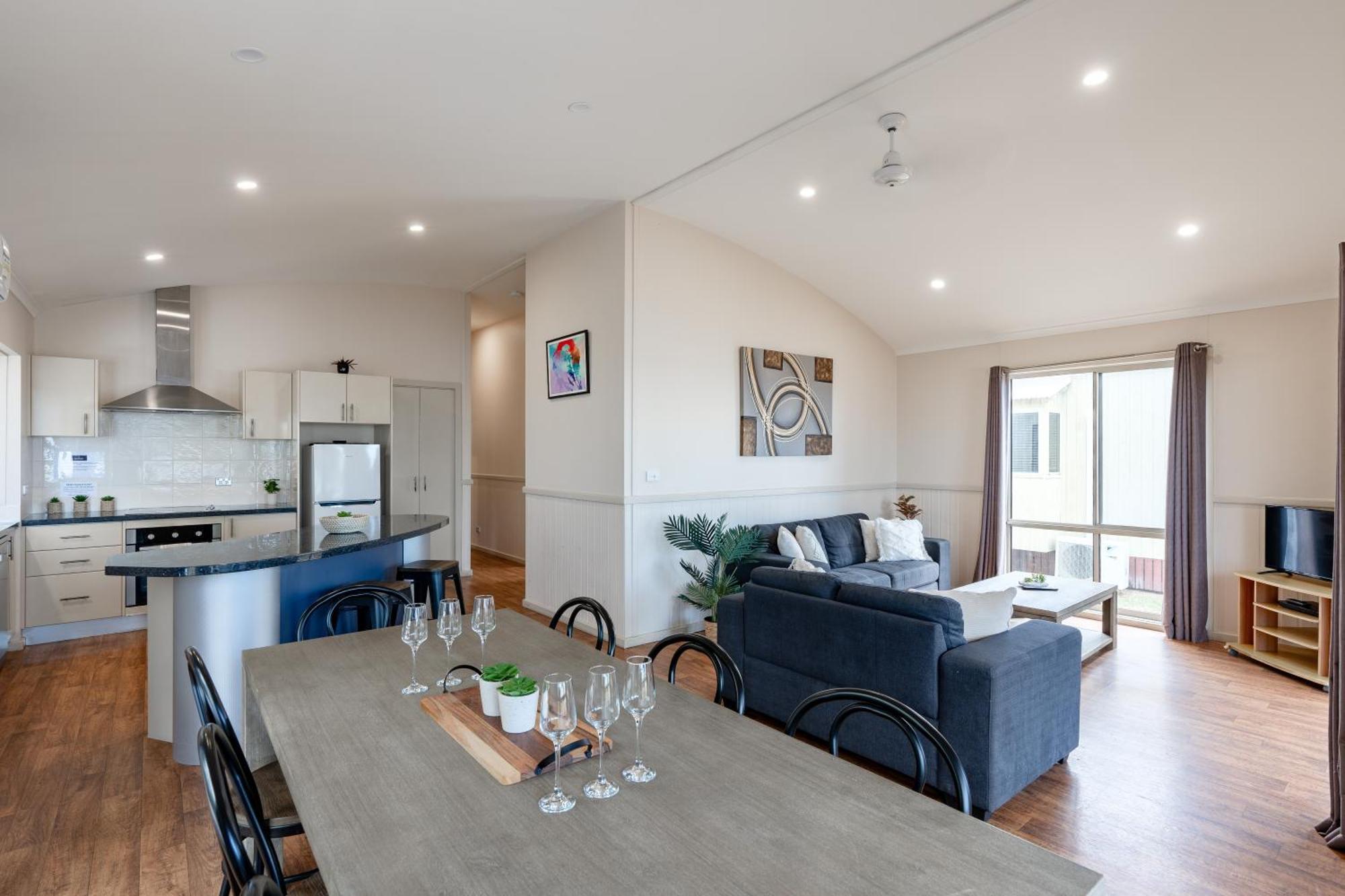 Tasman Holiday Parks - Rollingstone Bagian luar foto