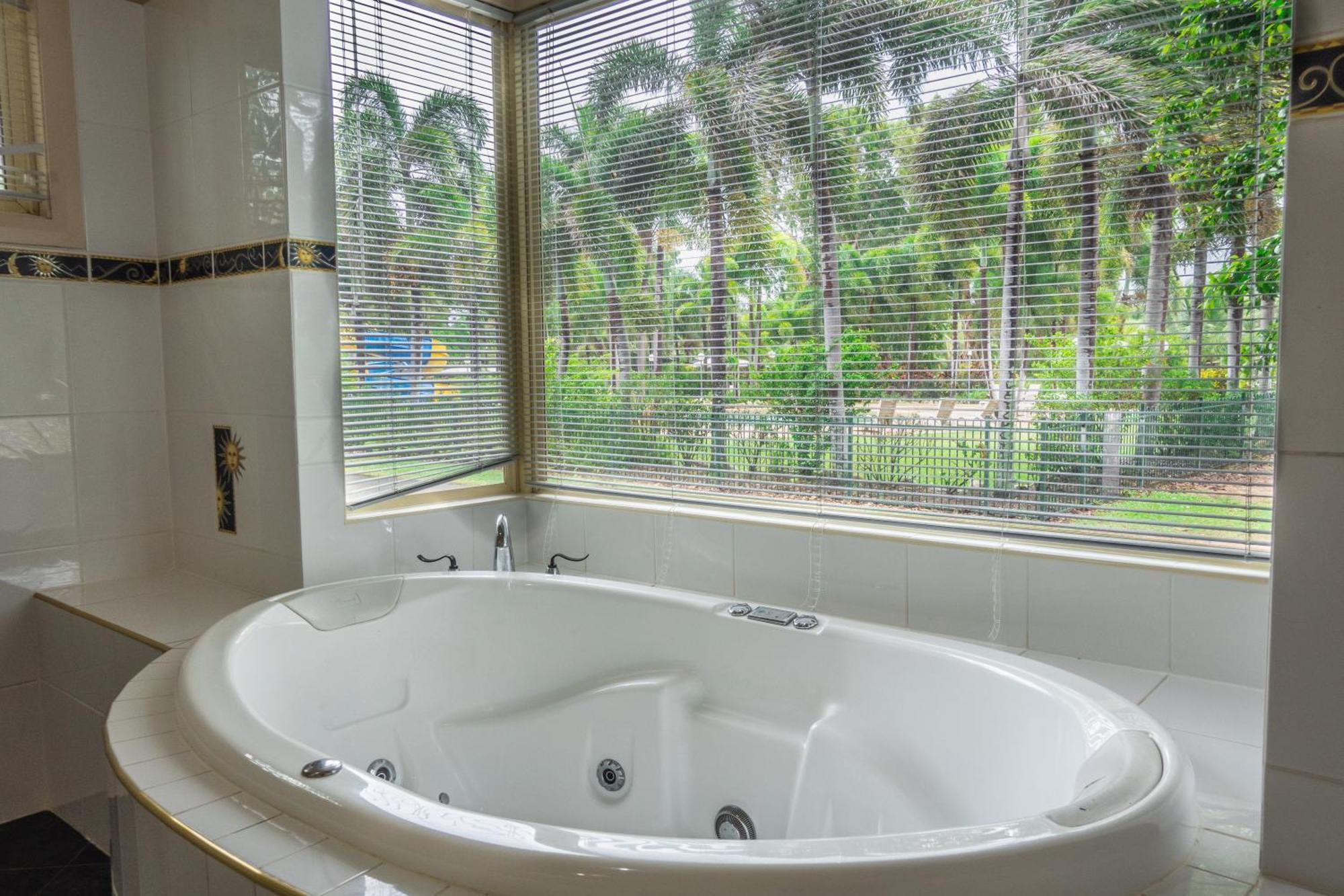 Tasman Holiday Parks - Rollingstone Bagian luar foto