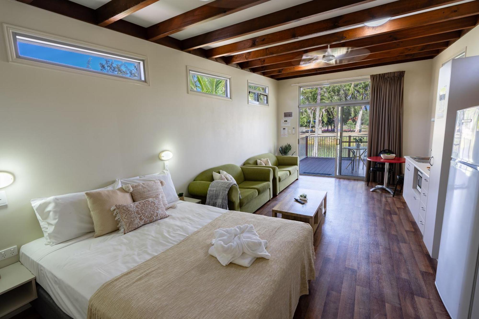 Tasman Holiday Parks - Rollingstone Bagian luar foto