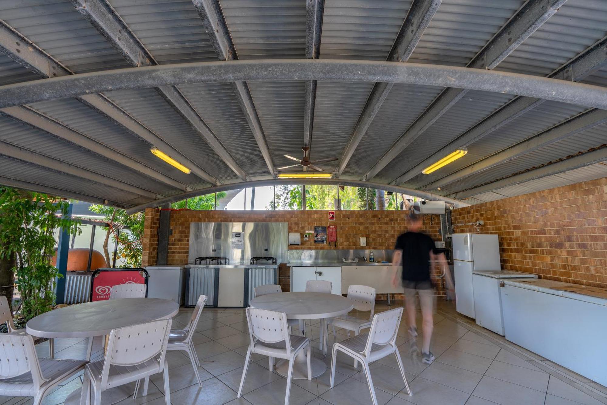 Tasman Holiday Parks - Rollingstone Bagian luar foto