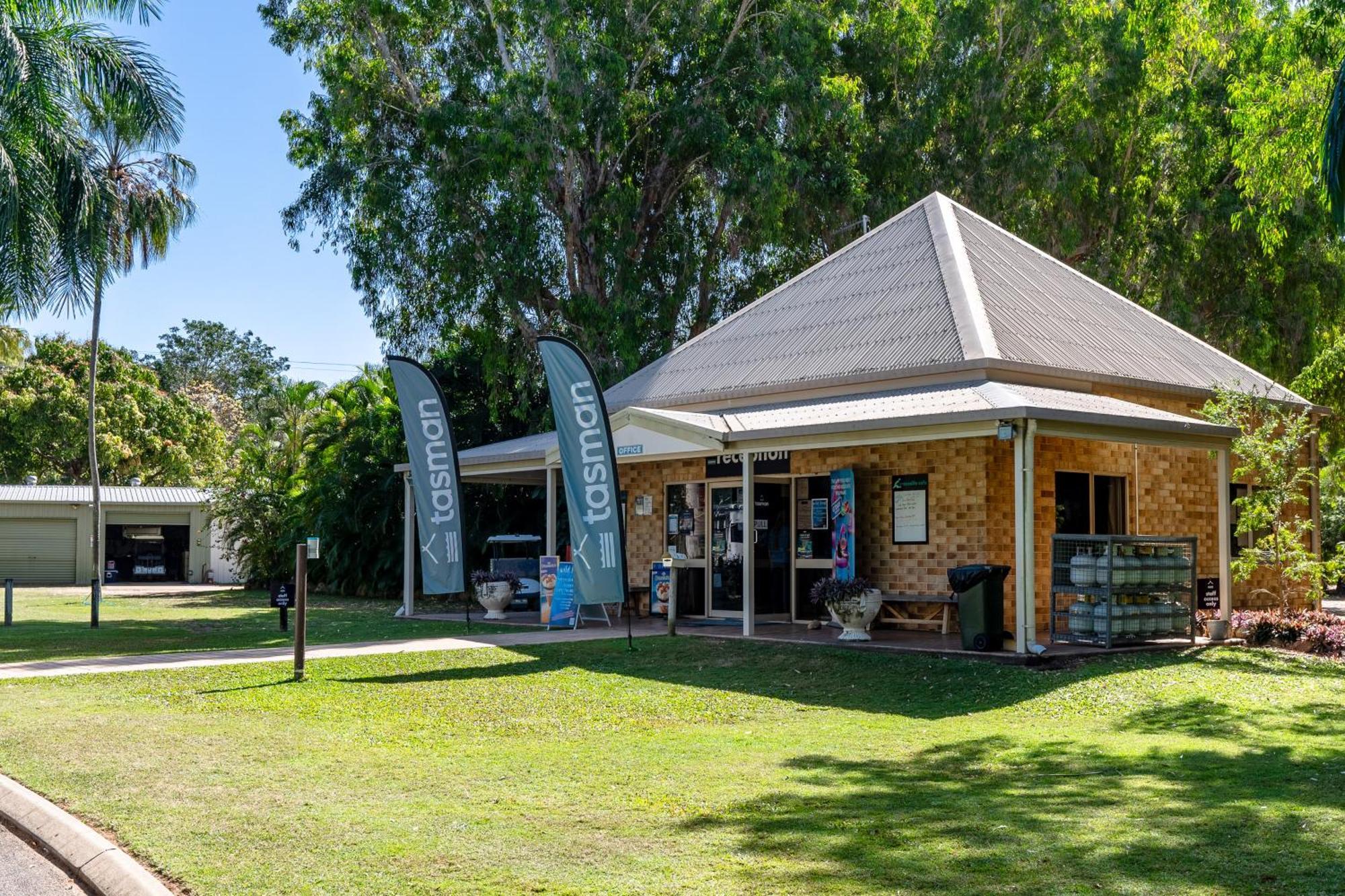 Tasman Holiday Parks - Rollingstone Bagian luar foto