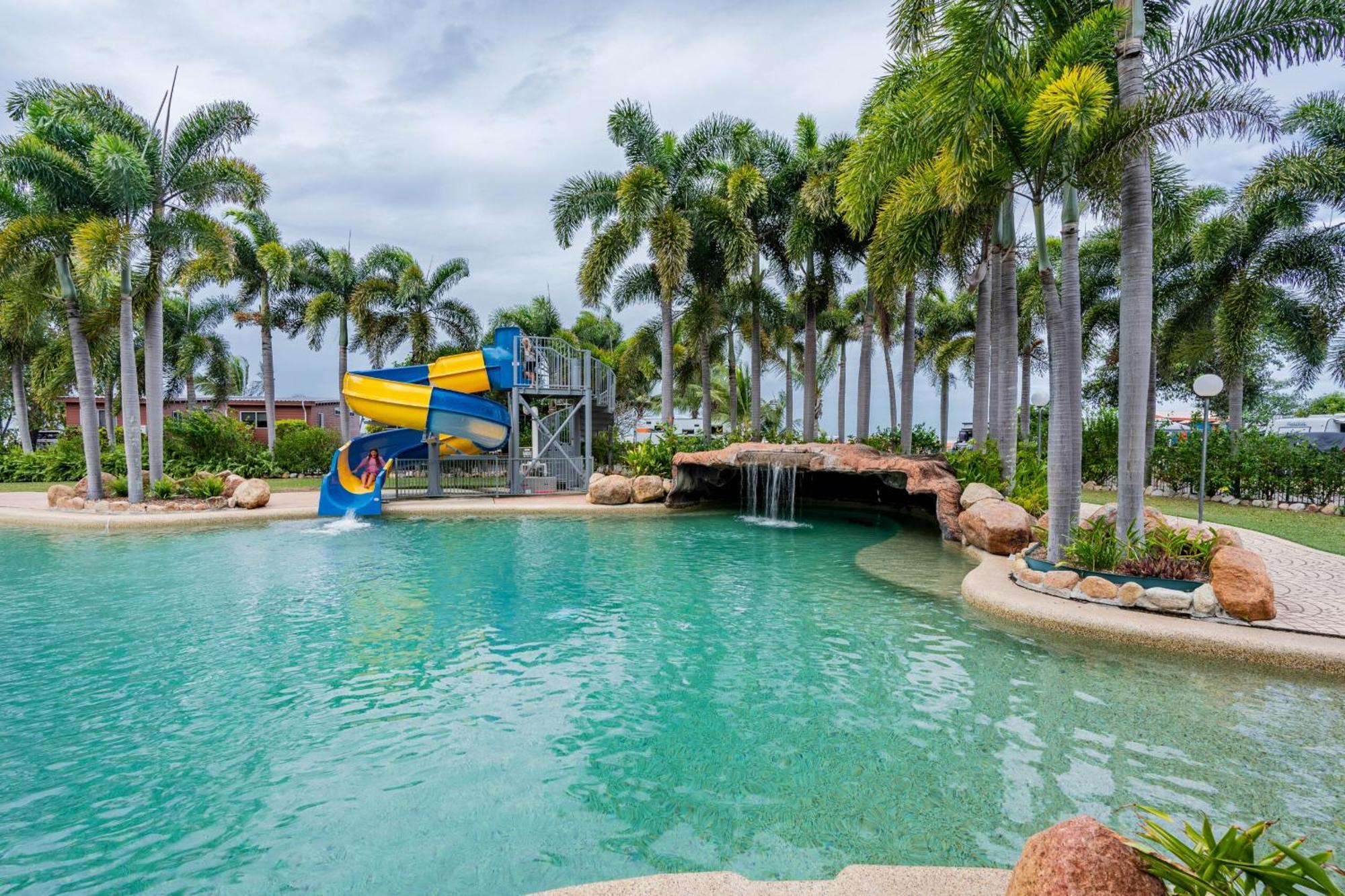 Tasman Holiday Parks - Rollingstone Bagian luar foto